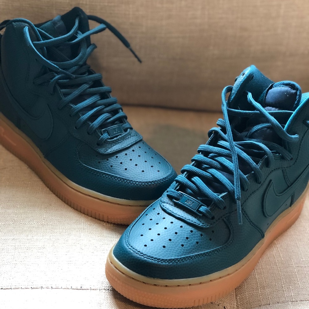 Nike hightop sneakers, rare color. New